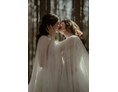 Hochzeitsfotograf: Paarshooting in Hochzeitskleidern im Wald - RABENSCHWARZ ART