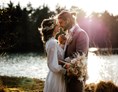 Hochzeitsfotograf: Brautpaar im Sonnenuntergang am See - Freya Meschede