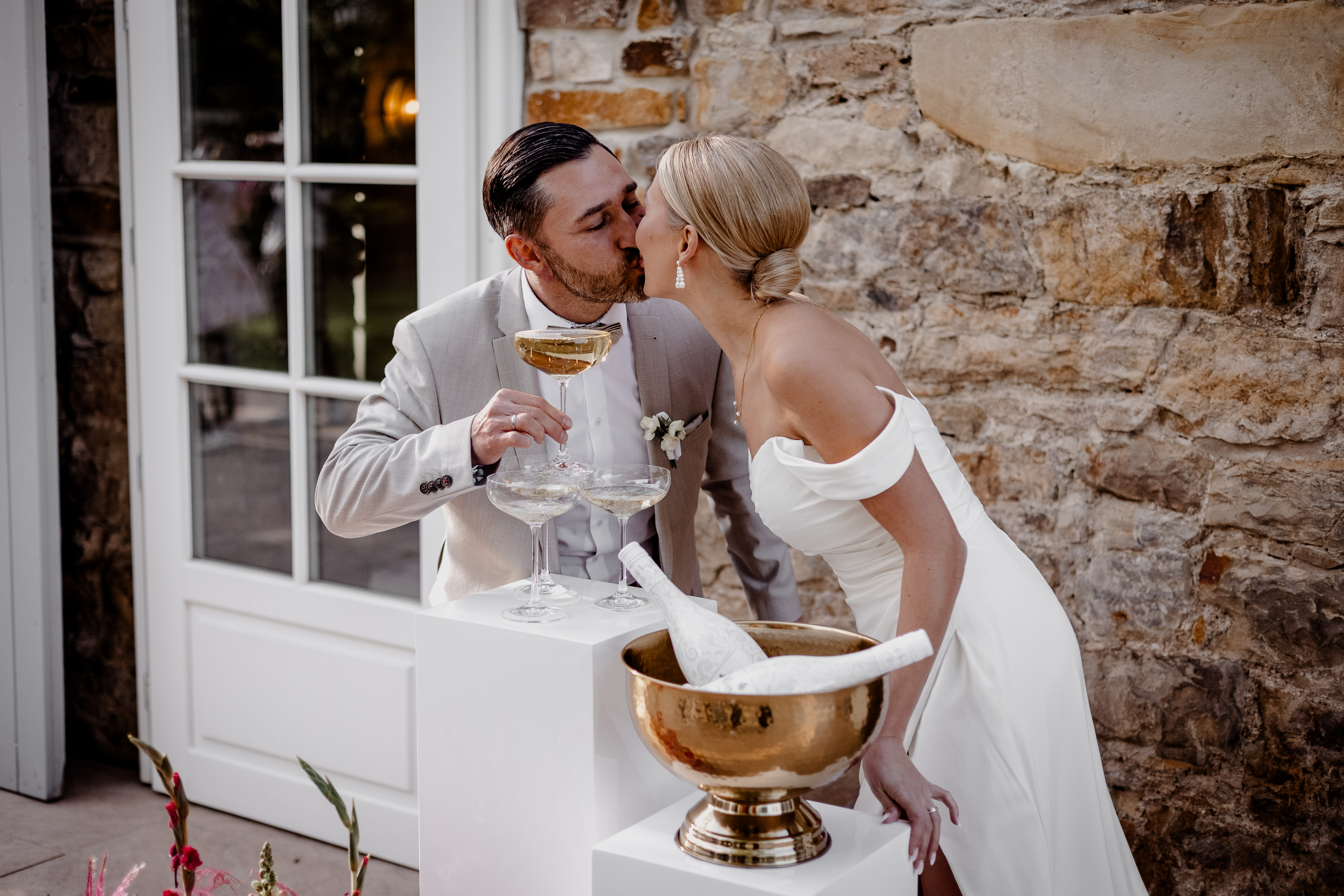 Hochzeitsfotograf: Brautpaar küssend am Champagner Tower - Freyas Fine Weddings