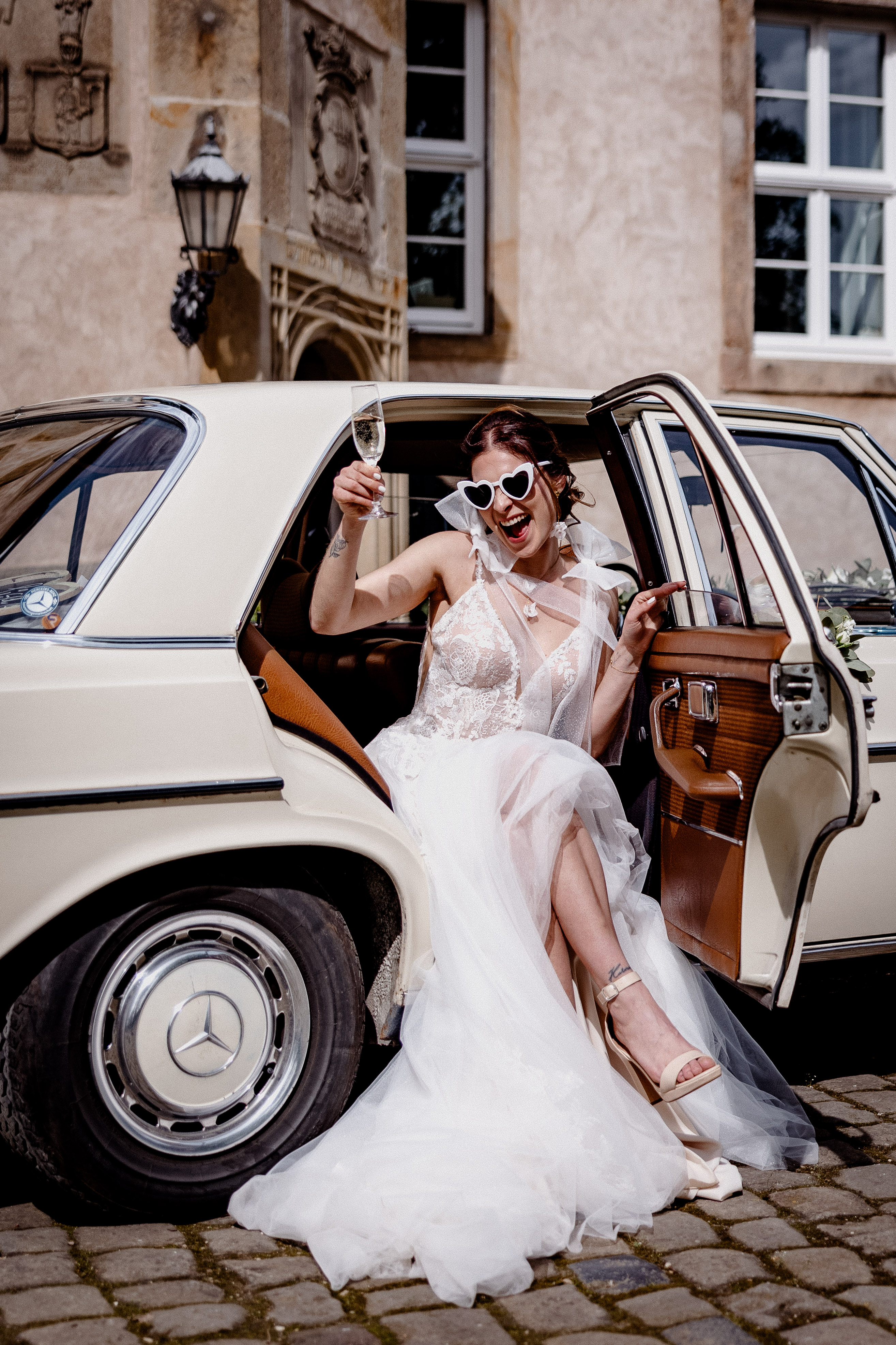 Hochzeitsfotograf: Braut im Oldtimer mit Sekt - Freyas Fine Weddings