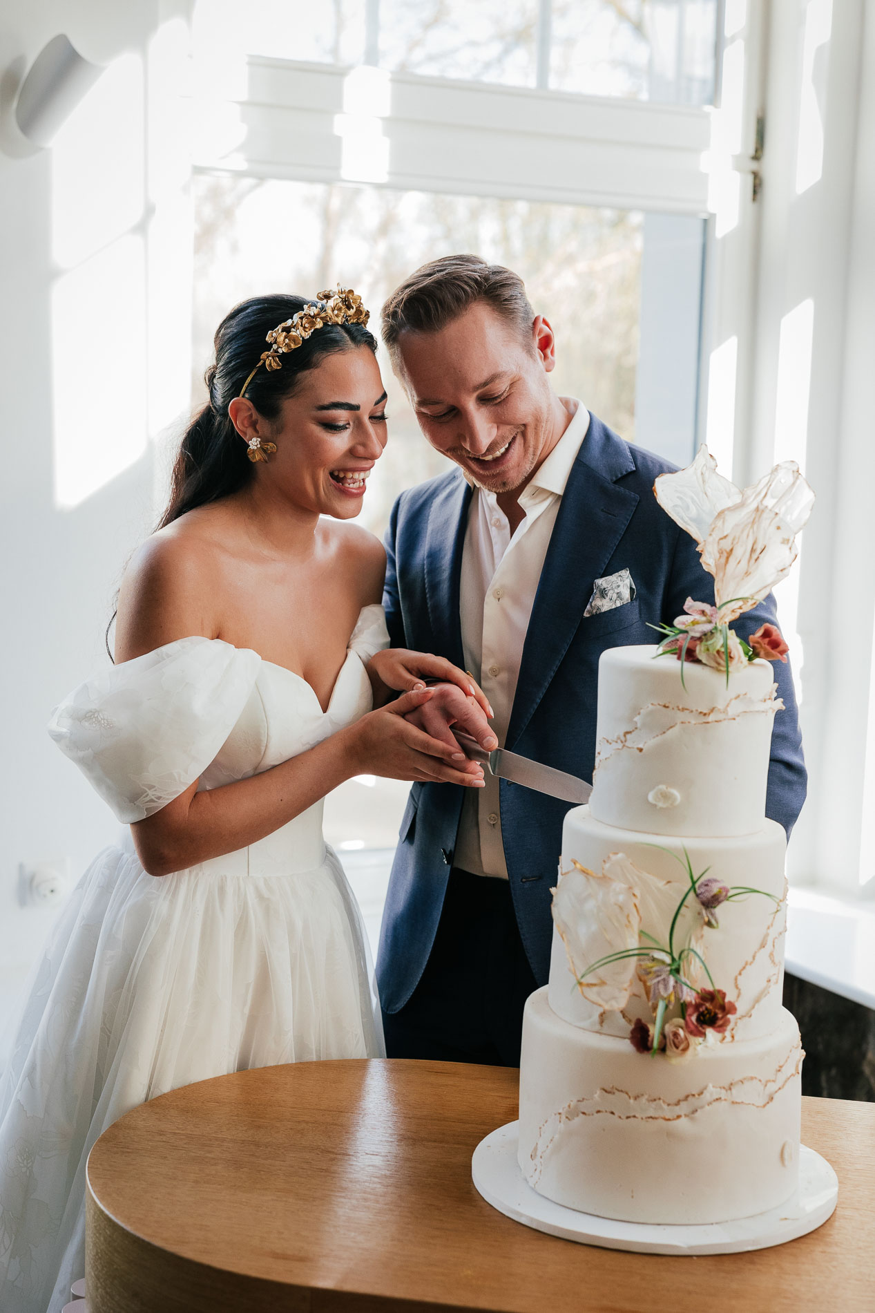 Hochzeitsfotograf: Hochzeitstorten Anschnitt auf Schloss Teutschenthal in Sachsen - Freyas Fine Weddings