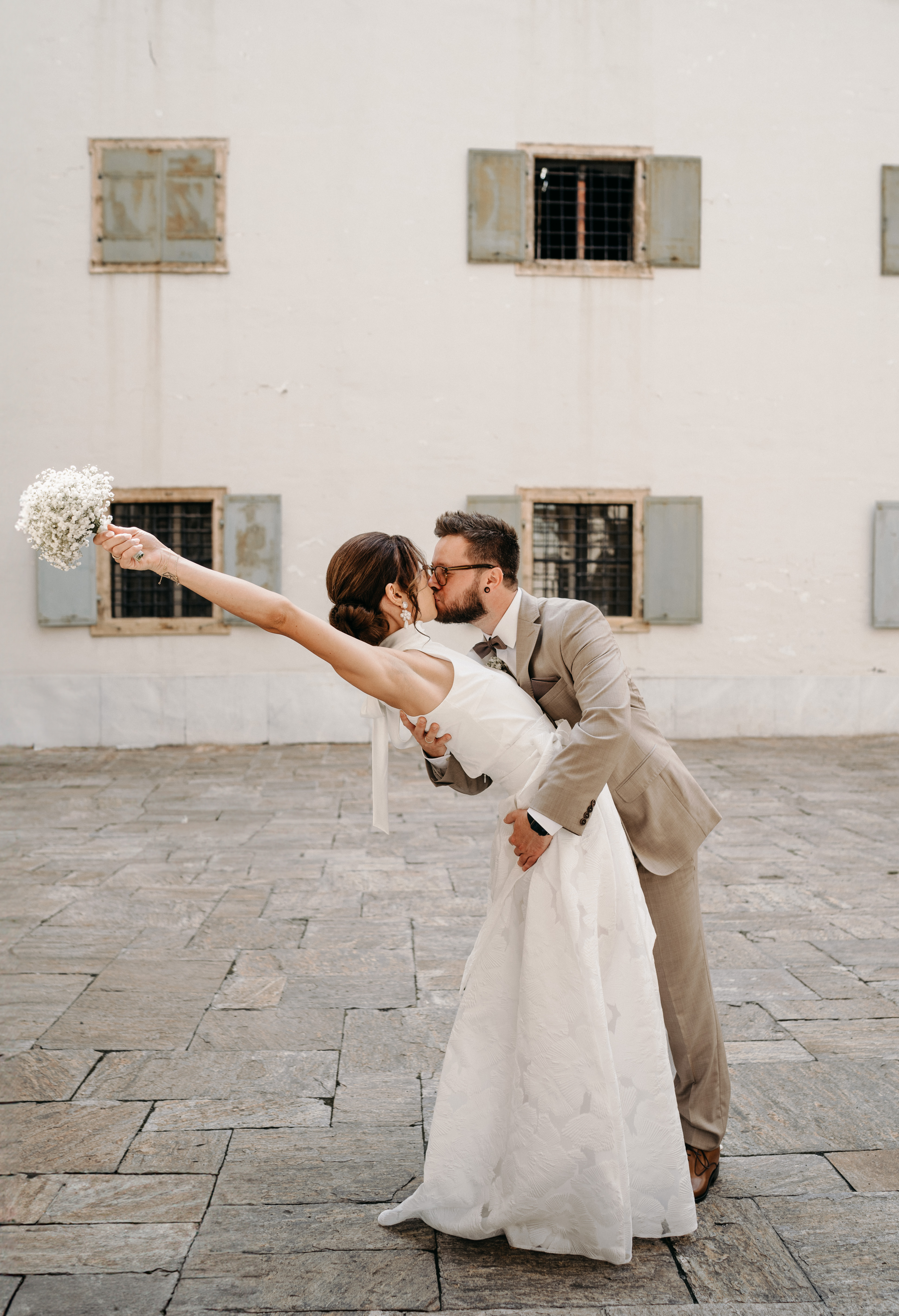 Hochzeitsfotos - Fotostudio - Bezirk Graz-Umgebung - Strahlender Sonnenschein, das sanfte Licht des späten Nachmittags, die Atmosphäre des historischen Landhaushofs. - Stefanie Hutter | Fotografieni