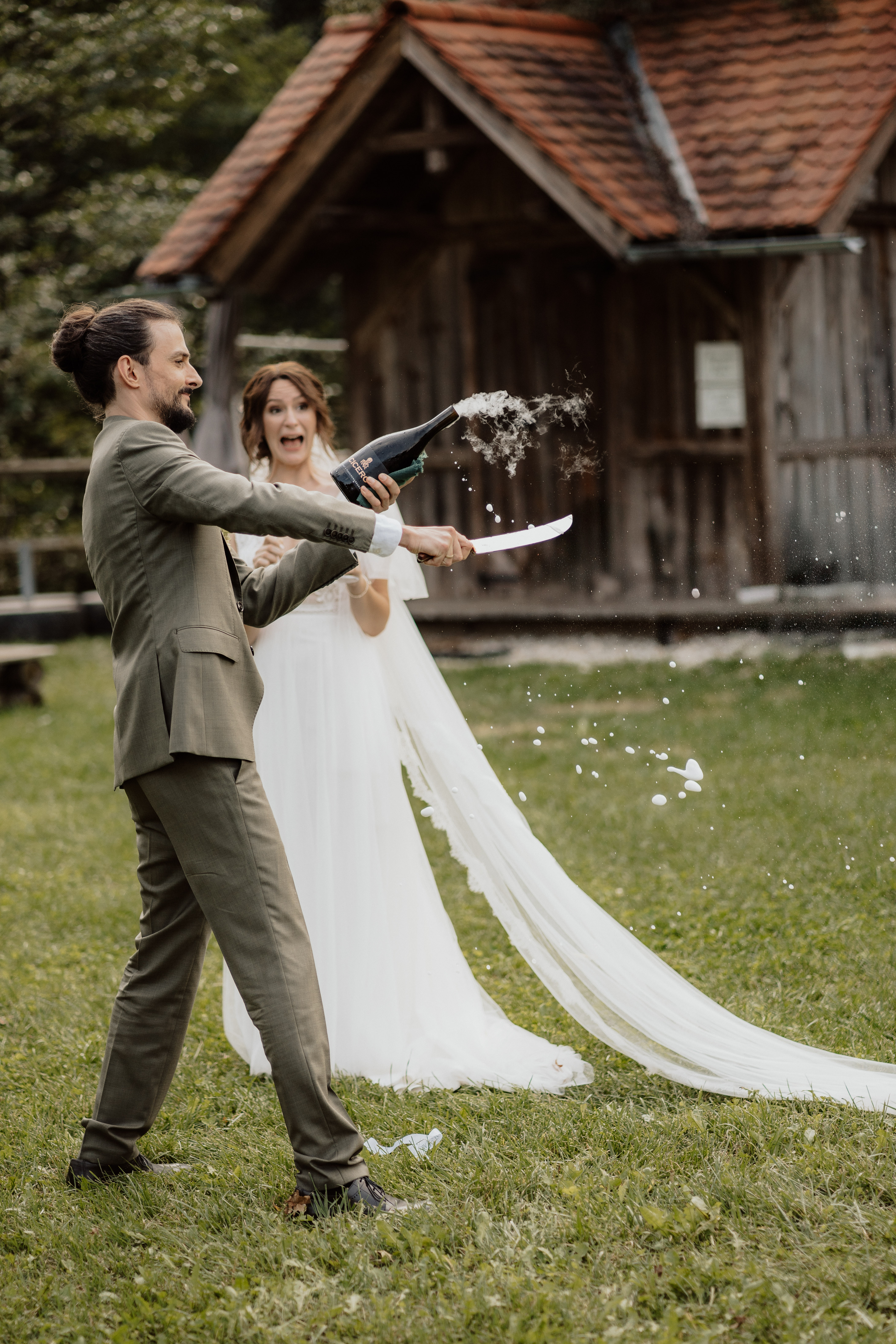 Hochzeitsfotos - Tallach - Bräutigam köpft Sektflasche - Stefanie Hutter | Hutter Fotografie