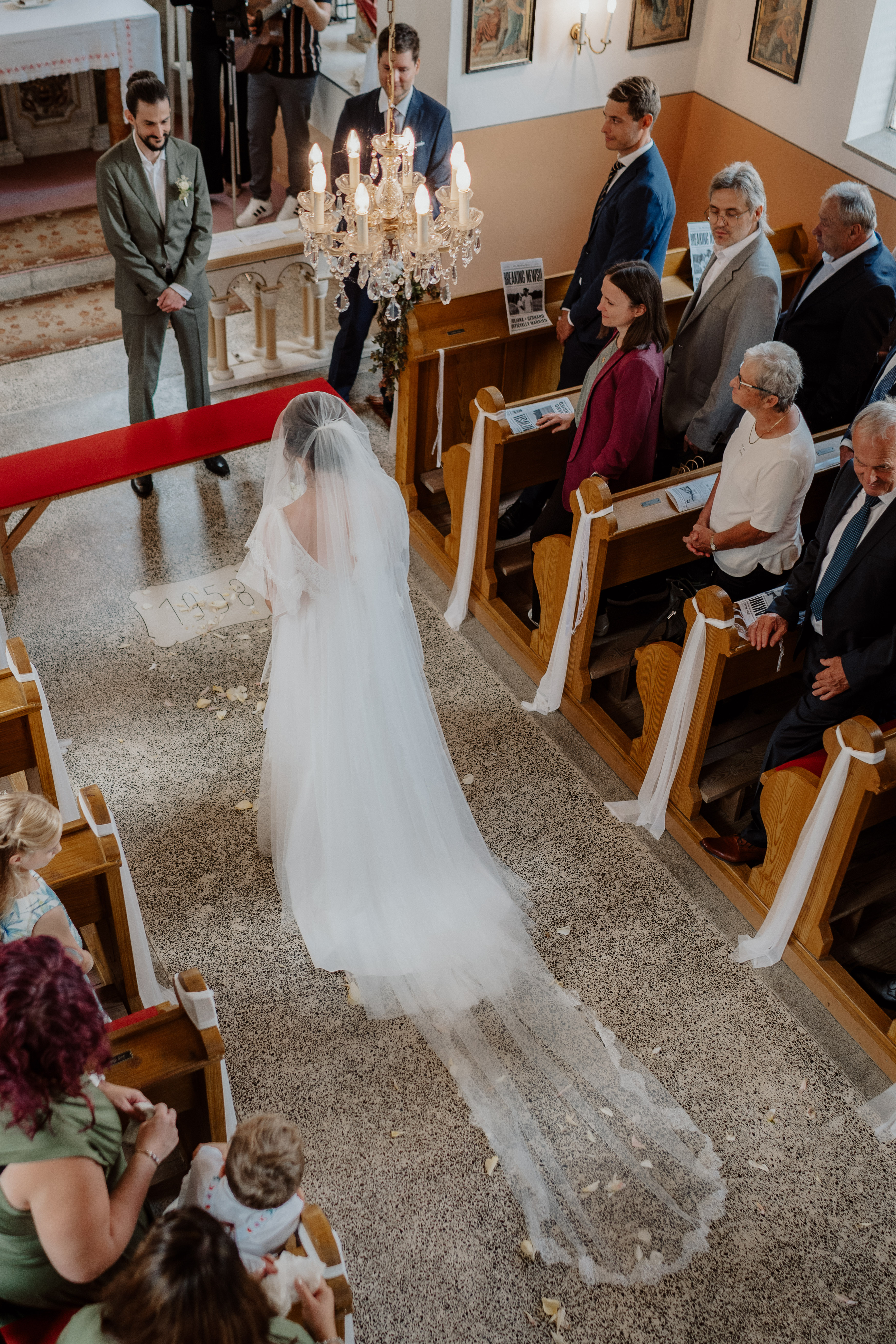 Hochzeitsfotograf: Einzug der Braut in die Kirche - Stefanie Hutter | Hutter Fotografie