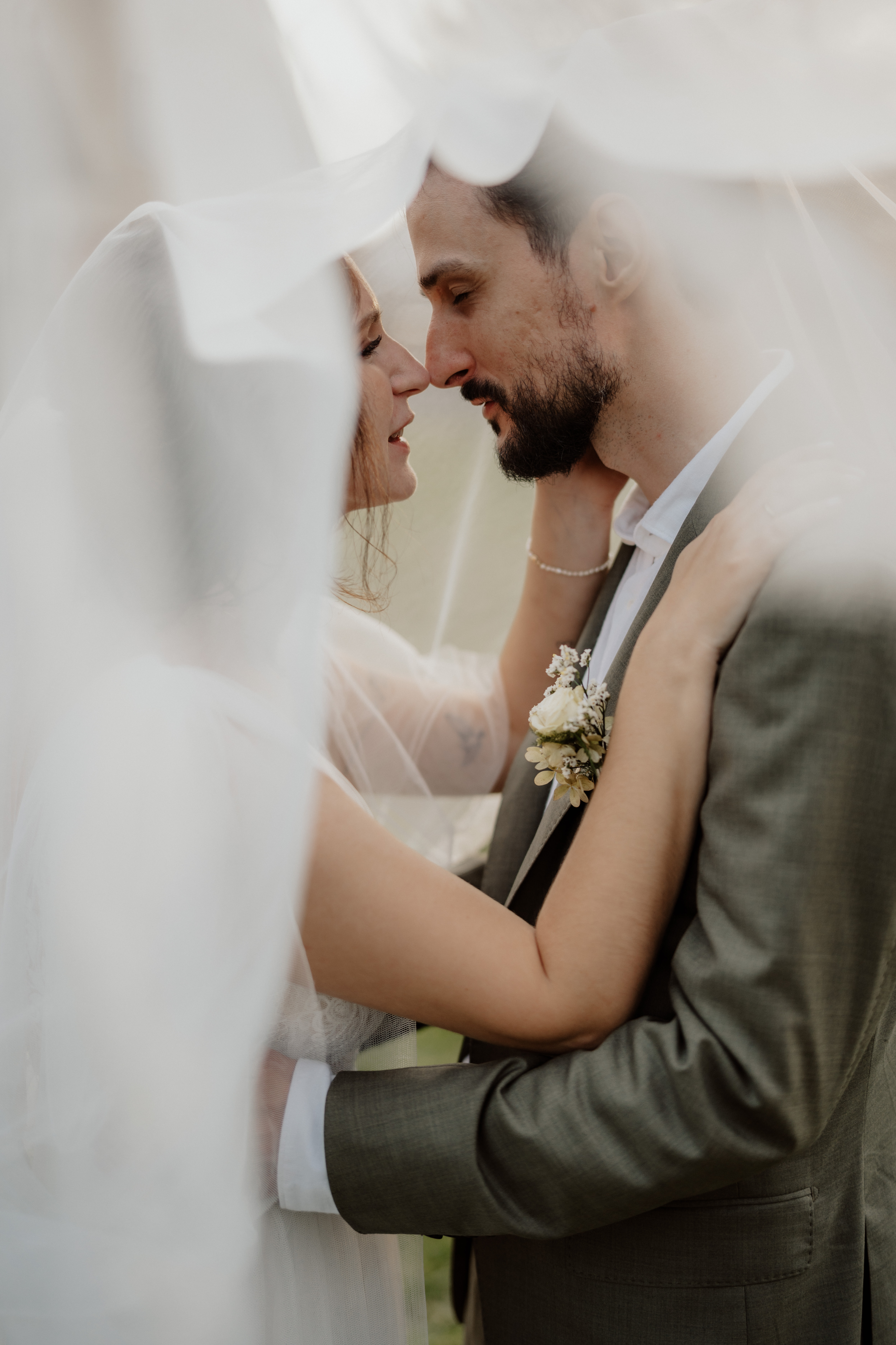 Hochzeitsfotos - Tallach - Brautpaar unter dem Schleier - Stefanie Hutter | Hutter Fotografie