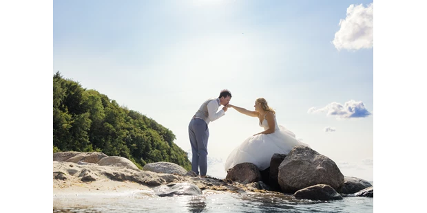 Hochzeitsfotos - Art des Shootings: Trash your Dress - Binnenland - Hochzeitsfotograf Helge Peters - Mo´s Fotostudio