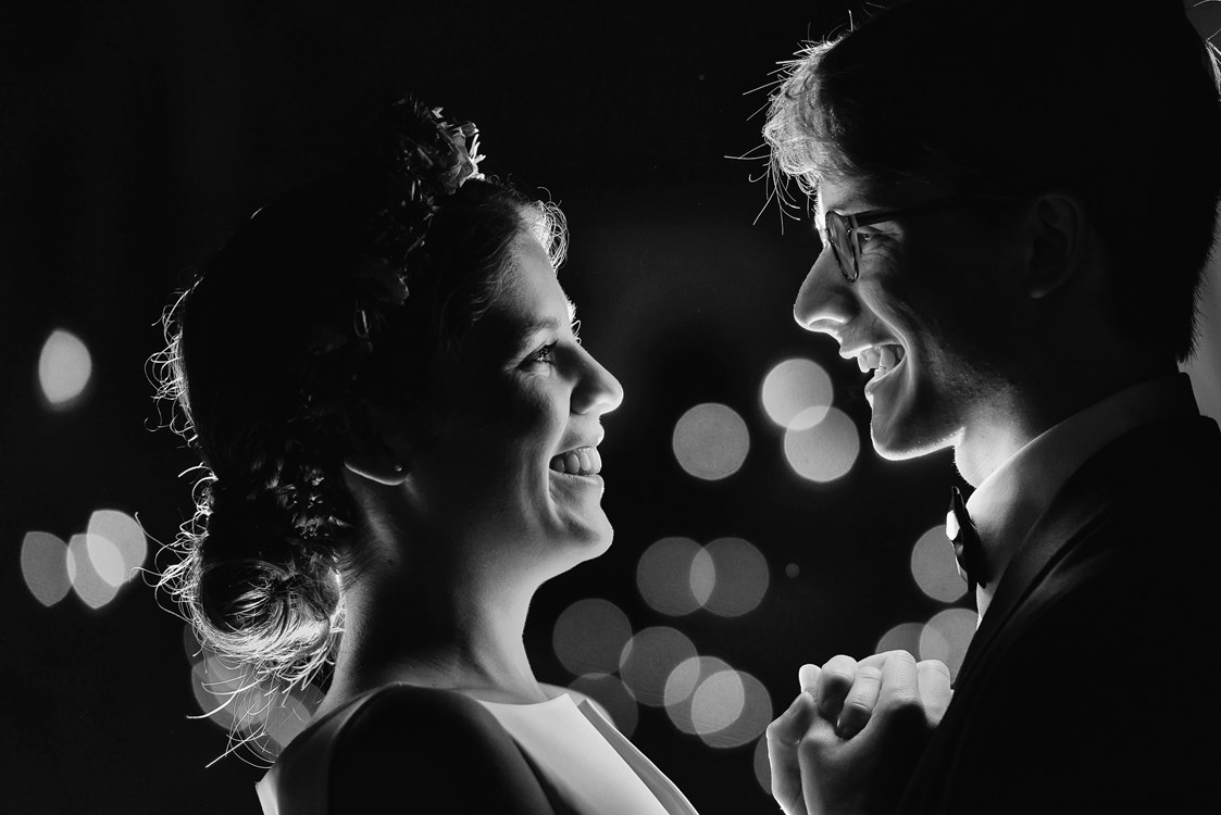 Hochzeitsfotograf: Außergewöhnliches Hochzeitsbild bei Nacht - Roland Sulzer Fotografie 