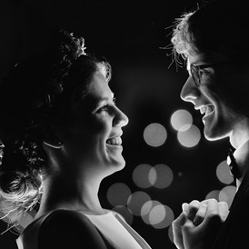 Hochzeitsfotograf: Außergewöhnliches Hochzeitsbild bei Nacht - Roland Sulzer Fotografie 