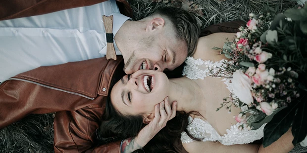 Hochzeitsfotos - Wildsteig - Liebes Biss :) - Forma Photography - Manuela und Martin